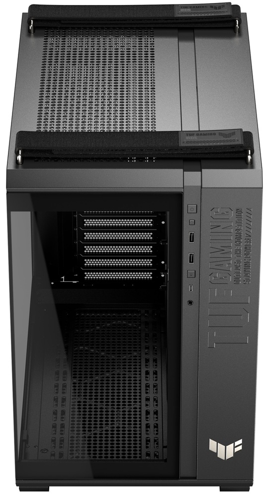 Case Asus TUF GAMING GT502 HORIZON čierna Foto skrine spredu šikmo zhora, takže je vidieť predné sklenené čelo aj časť horného perforovaného veka, hore potom robustné madlá a hranaté línie šasi. Na zvislej čelnej lište je zároveň sústredený predný panel s portami: nájdete tu 1× USB-C 3.2 Gen 2×2 (až 20 Gb/s), 2× USB-A 3.2 Gen1, kombinovaný 3,5 mm jack pre slúchadlá/mikrofón a tlačidlo pre ovládanie LED.