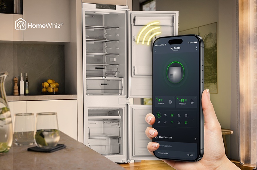 Detail obrázku chladničky s mobilným telefónom a aplikáciou HomeWhiz.