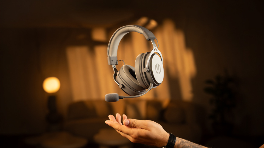 Headset ENDORFY VIRO Wireless Alt Grey sivý Detail headsetu ENDORFY VIRO Wireless Alt Grey s mikrofónom nad rukou na tmavom rozostrenom pozadí