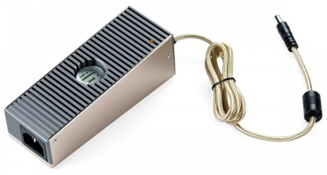 iFi SilentPower iPower Elite 12V napájací zdroj v hliníkovom tele so zlatým DC káblom