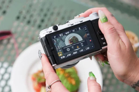 Fujifilm X-M5 má tri vstavané mikrofóny