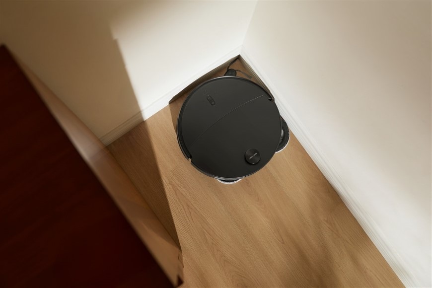 Robotický vysávač Roborock Qrevo Edge 2 Black čierny Vysávač Roborock Qrevo Edge 2 so špeciálnym ramenom pri upratovaní v rohu miestnosti