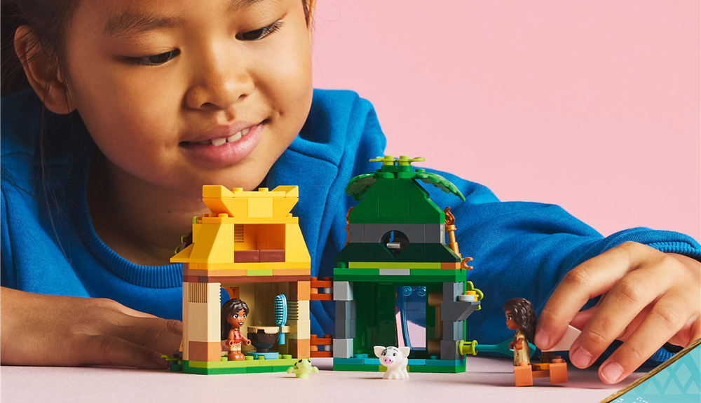 Stavebnica LEGO® │ Disney 43260 Vaiana a zábava na ostrove Vaiana, Simea a prasiatko Pua pozývajú deti k príbehom o rodine, priateľstve a objavovaní.