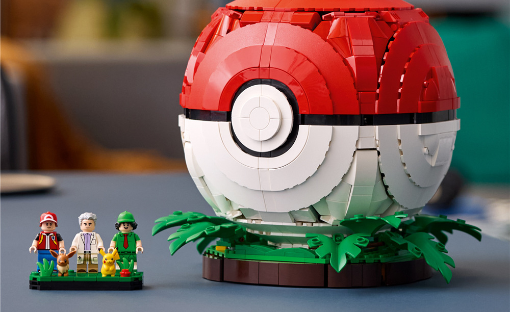 Knižnica, počítače, mini Pokébaly aj Pokédexy dotvárajú scénu plnú drobných odkazov na svet Pokémonov.