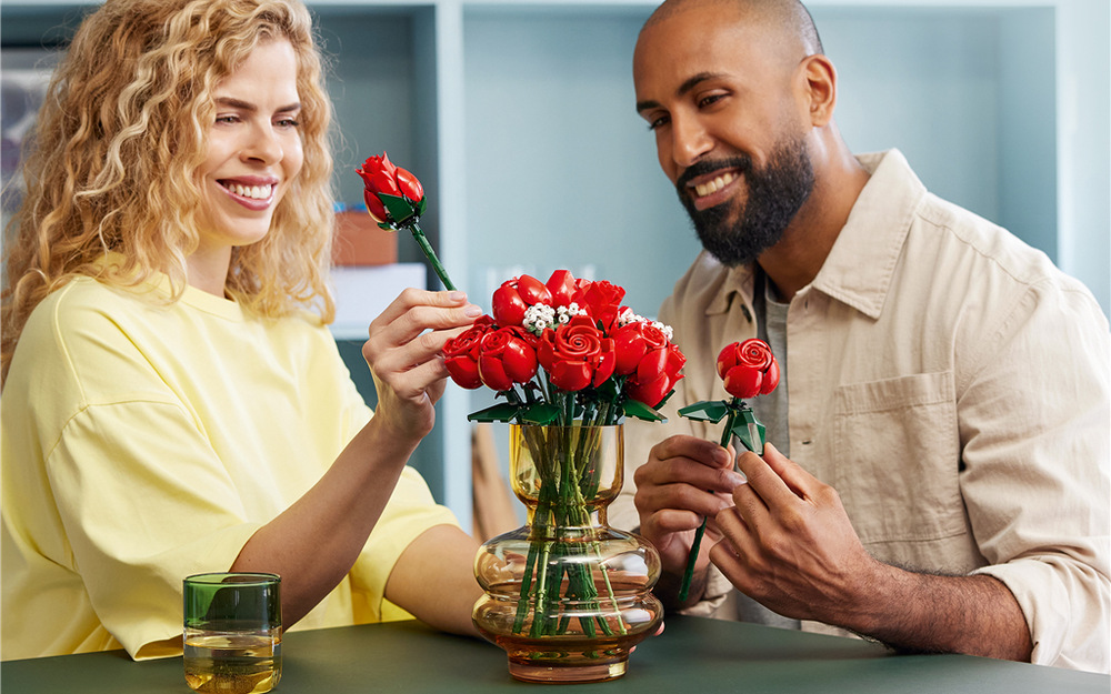 Stavebnica LEGO® Botanicals 10328 Kytice růží Potešte svojich blízkych originálnym darčekom, ktorý spája krásu kvetov s radosťou z kreatívneho tvorenia