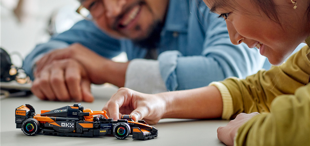Stavebnica LEGO® Speed Champions 77251 Závodní auto McLaren F1® Team MCL38 Súčasťou stavebnice je minifigúrka pilota v outfite McLaren s okrídlenou helmou, pripravená zasadnúť do kokpitu.