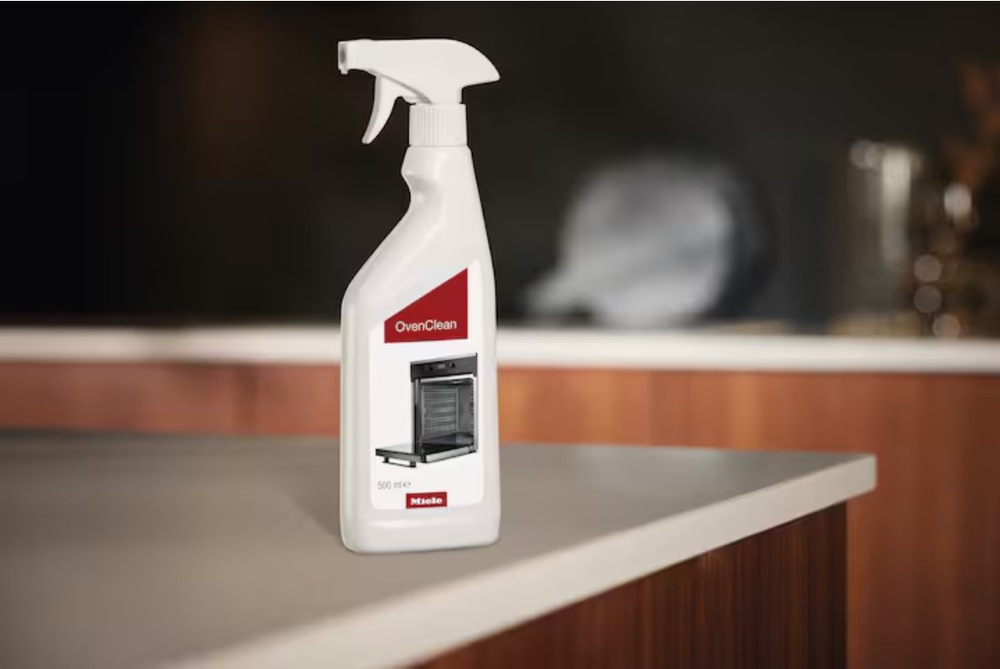 Čistiaci prípravok Miele 500 ml OvenClean GP CL H 0502 L položený na stole
