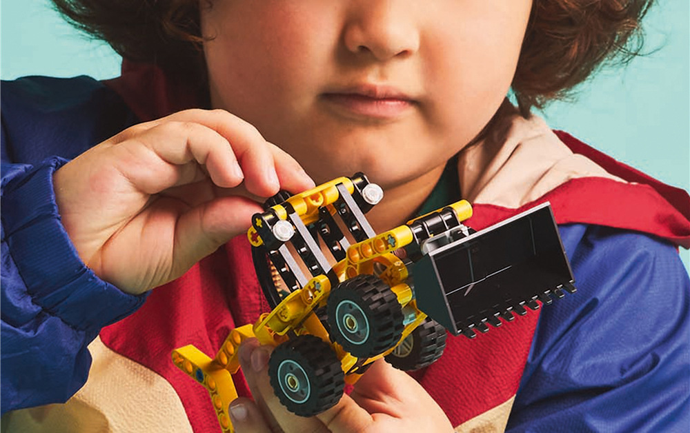 Stavebnica LEGO® Technic 42197 Zadní nakladač Pohyblivá predná lopata a zadné rýpadlo premení model LEGO na pracovný stroj pre vlastné stavenisko.
