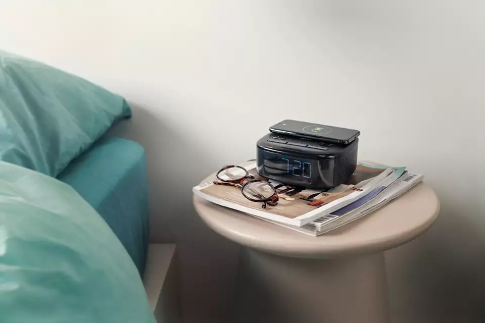 Rádiobudík Philips TAR7705 Qi čierny