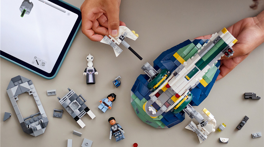 Stavebnica LEGO® Star Wars™ 75433 Jango Fett a jeho hvězdná loď Hviezdna loď Janga Fetta ponúka otvárací kokpit pre dve minifigúrky, štyri vystreľovače a zhadzovanie náloží.