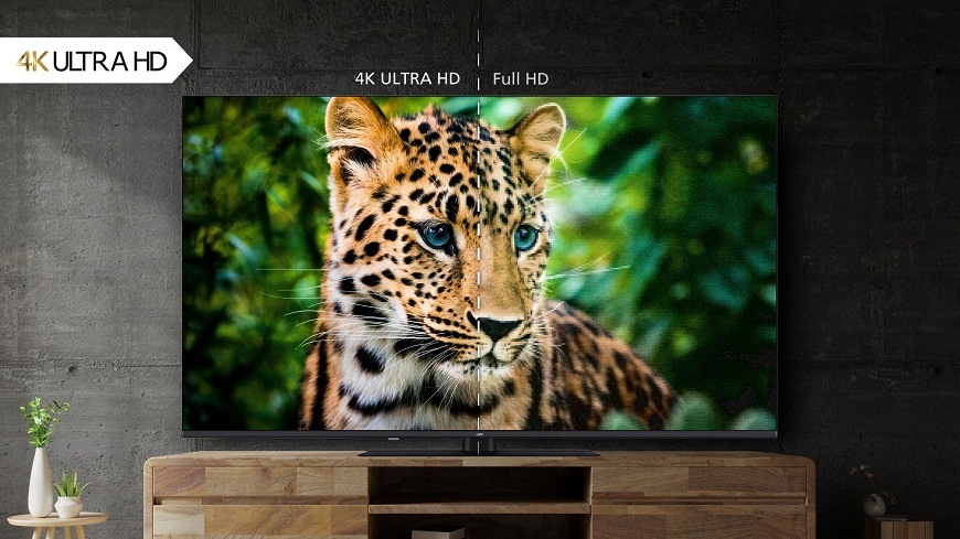 Televízor JVC LT-55VD3505 Televízia JVC na televíznom stolíku v interiéri s ukážkou pri zobrazení HDR10 on a off