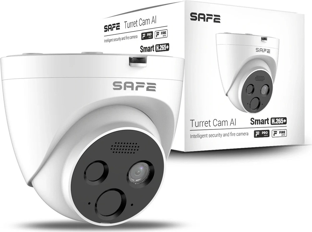 Na obrázku je biela bezpečnostná kamera SAFE Turret Cam AI a za ňou jej predajná krabica. Samotná kamera má kompaktný kupolovitý tvar, biele telo a čierny čelný panel. Na ňom je vidieť objektív kamery, dva väčšie kruhové prvky a hore menšiu perforovanú časť, pravdepodobne pre mikrofón alebo reproduktor. Na hornej časti tela je logo SAFE.  Krabica v pozadí je biela s čiernymi nápismi a obrázkom rovnakej kamery. Je na nej výrazne uvedené Turret Cam AI a tiež označenie Smart H.265+. Obrázok pôsobí ako produktová prezentácia inteligentnej bezpečnostnej a požiarnej kamery pre domáce alebo firemné použitie.