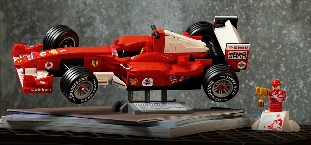 Stavebnica LEGO® Icons 11375 Ferrari F2004 a Michael Schumacher Funkčné riadenie, detailný kokpit, motor V10 a pneumatiky Bridgestone Potenza približujú skutočné pretekárske vozidlo.