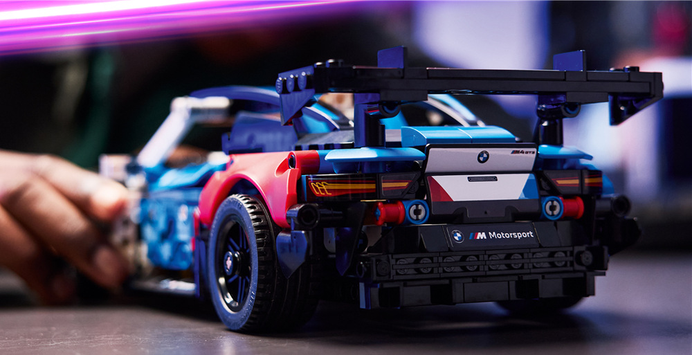 Stavebnica LEGO® Technic 42226 Závodní auto BMW M4 GT3 EVO Funkčné riadenie, otváracie dvere a model šesťvalcového motora deťom približujú princípy automobilovej techniky.