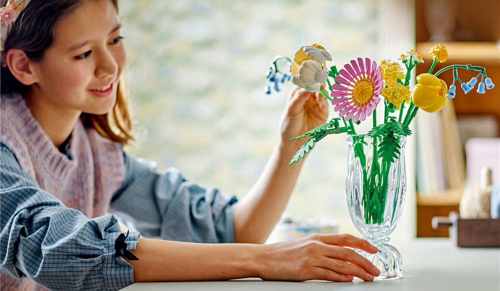 Stavebnica LEGO® Botanicals 10347 Drobná slunečná kytice Slnečná kytica obsahuje sedem druhov kvetov, ktoré spoločne vytvárajú pestré aranžmány plné jarnej atmosféry.