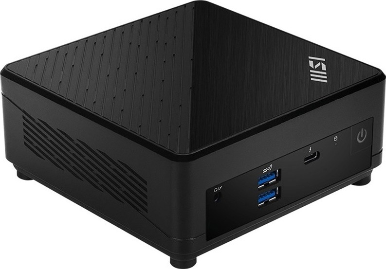 Mini PC MSI Cubi 5 zo šikmého pohľadu v čiernom kompaktnom prevedení, s USB-A, USB-C, audio konektorom a tlačidlom napájania na čelnom paneli.