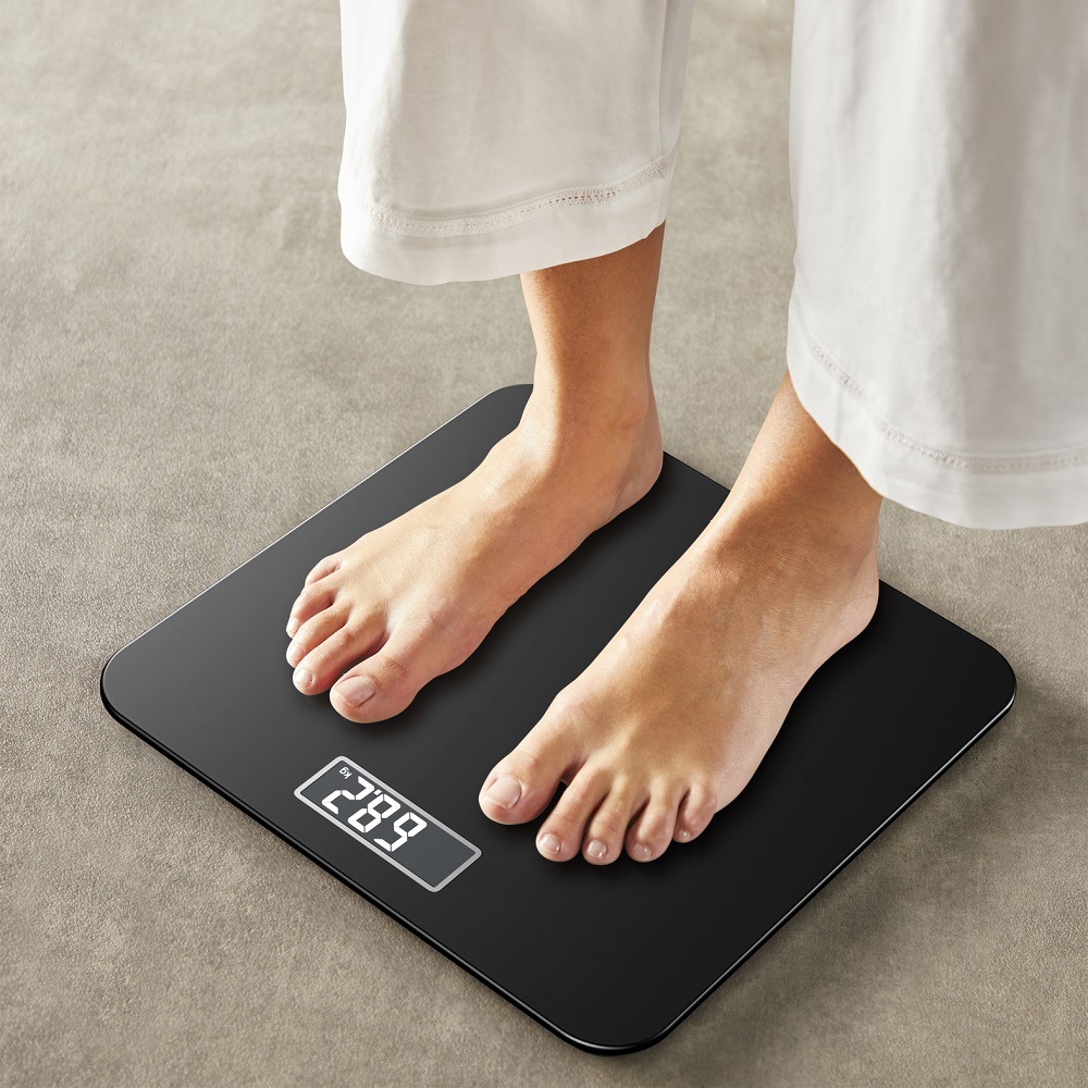 Osobná váha Tefal Premiss PP1800V0 čierna Muž stojí na čiernej osobnej váhe Tefal PP1800V0 Premiss