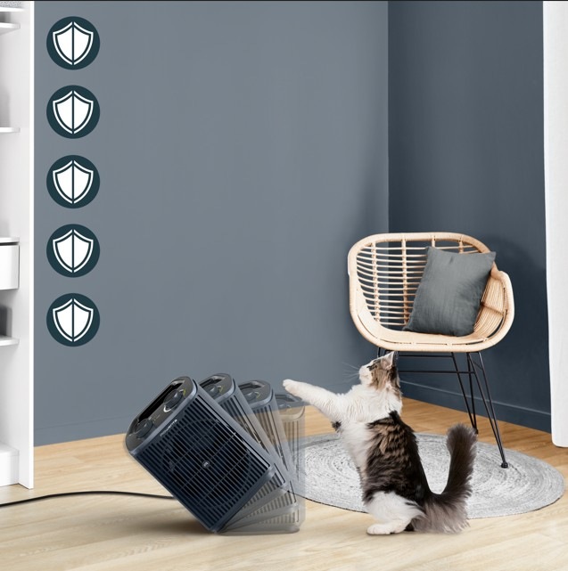 Teplovzdušný ventilátor Rowenta SO2351F0 Intense Comfort sivý Teplovzdušný ventilátor Rowenta a mačka, ktorá sa ho snaží prevrhnúť