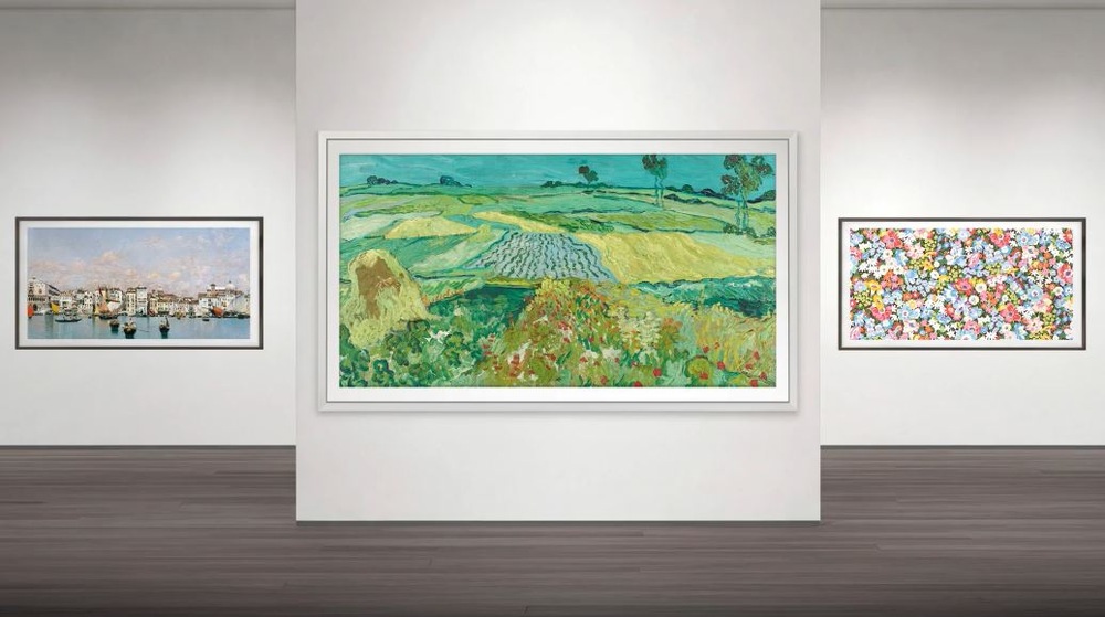 Televízor Samsung The Frame Pro QE65LS03HW obrazy v režime Art Home na 3 televíziách samsung the frame pre. Prostredný je predsunutý a je na ňom zelená príroda