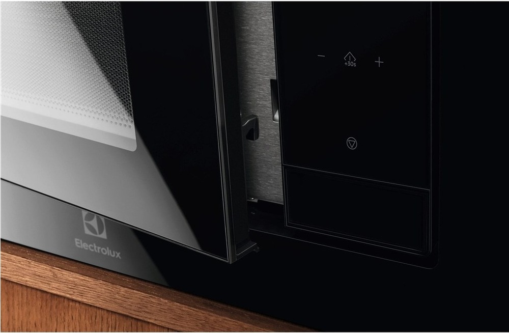 Mikrovlnná rúra Electrolux Série 600 LMS4253TBH čierna Detail na pootvorené dvierka mikrovlnnej rúry Electrolux.