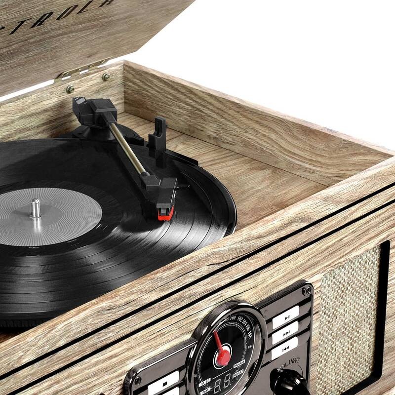 Gramofón Victrola VTA-200B béžový Detail gramofónového ramienka s prenoskou a ihlou nad vinylovou doskou