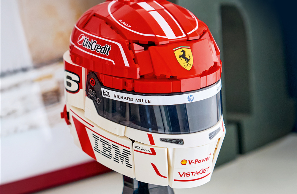 Stavebnica LEGO® Editions 43014 Prilba Charles Leclerc zo Scuderia Ferrari HP Helma sa stane štýlovou ozdobou izby, pracovne alebo zbierky fanúšika motoršportu a skvele doplní ďalšie modely F1.