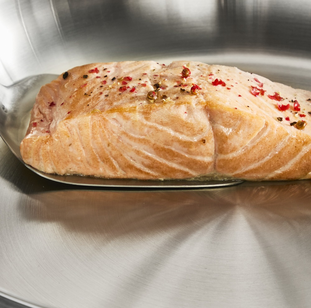 Hrniec s pokrievkou Tefal Emotion+ E3366355 XL, 26 cm nerez Losos v nerezovom hrnci s pokrievkou Tefal E3366355 Emotion+ XL 26 cm.