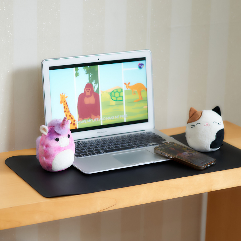 Prenosný reproduktor Lazerbuilt Squishmallows Lola pripojený k notebooku