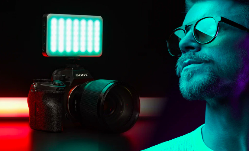 Rollei LUMIS Mini Creator RGB pripevnený k fotoaparátu pre kreatívne RGB nasvietenie scény