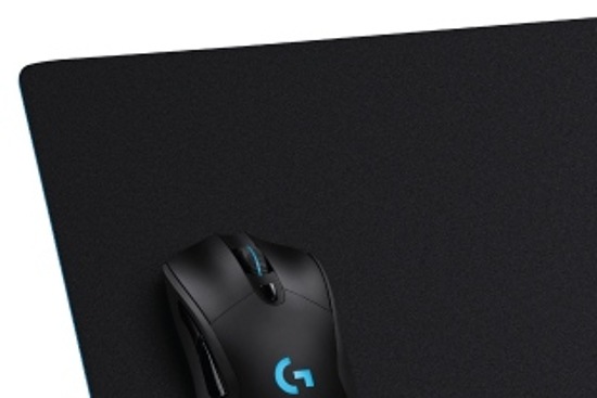 Podložka pod klávesnicu a myš Logitech G840 XL Cloth Gaming Mouse Pad - EWR2 čierna Logitech G840 XL Cloth Gaming Mouse Pad - detail povrchu a myši