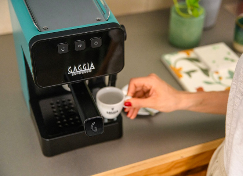Príprava espressa v pákovom kávovare Gaggia Espresso De Luxe zelená v modernej kuchyni