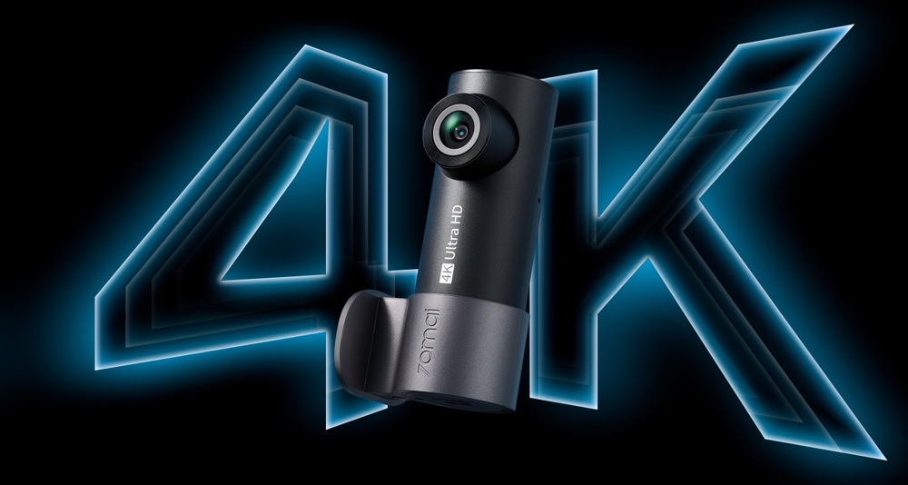 Autokamera 70mai M310 Plus 4K čierna Čierna autokamera 70mai M310 Plus pred výrazným modro podsvieteným nápisom 4K, ktorý zdôrazňuje podporované rozlíšenie obrazu.