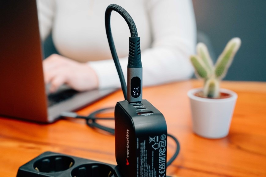 Kábel Verbatim Sync & Charge s displejem USB-C/USB-C 240W 1,2m čierny „Kábel