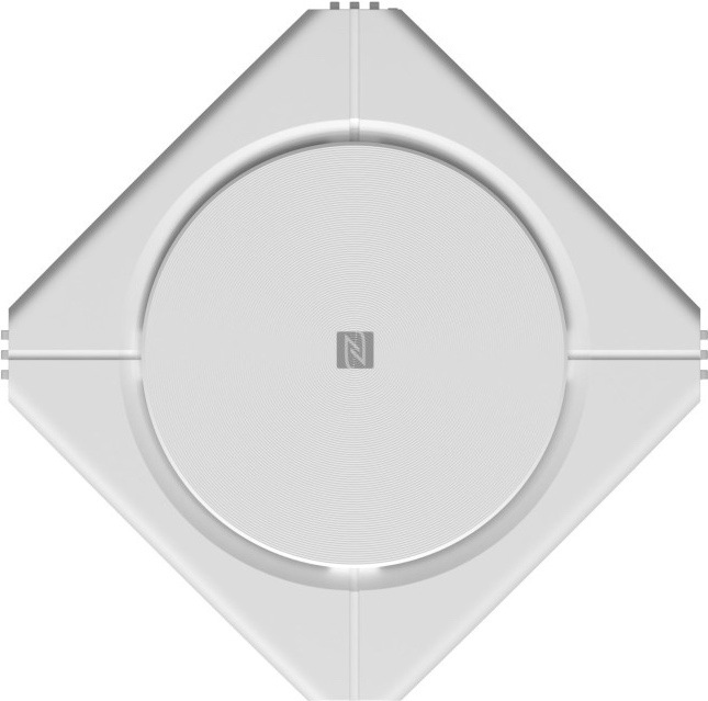 Kompletný Wi-Fi systém Xiaomi Mesh System AX3000 NE (2 pack) biely Horný pohľad na bielu jednotku Xiaomi Mesh System AX3000 NIE. Uprostred je guľatá plocha s označením NFC pre rýchle pripojenie telefónu, okolo sú skosené hrany a vetracie otvory po stranách.