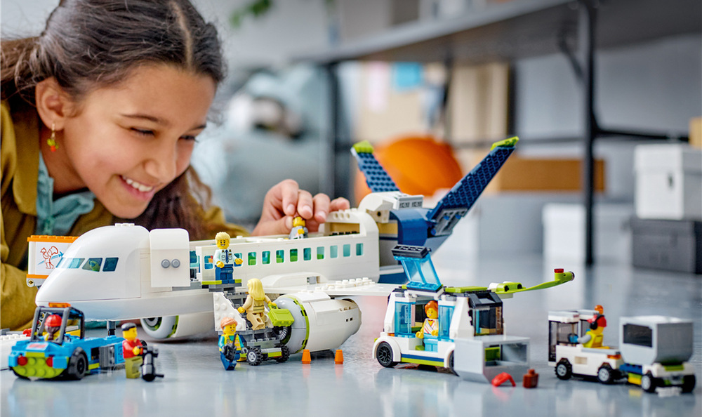 Veľké lietadlo meria 47 cm na dĺžku a pri stavaní pomáha aplikácia LEGO Builder s 3D náhľadom.