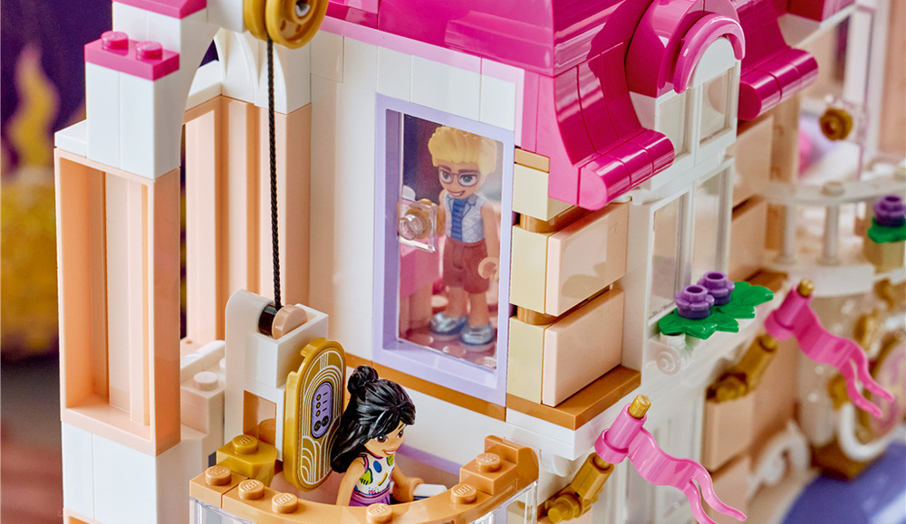 Stavebnica LEGO® Friends 42704 Grandhotel v mestečku Heartlake Svadobnú oslavu oživí šesť minibábik, dve mačky aj doplnky pre obrad, hostinu a zachytenie slávnostných okamihov.