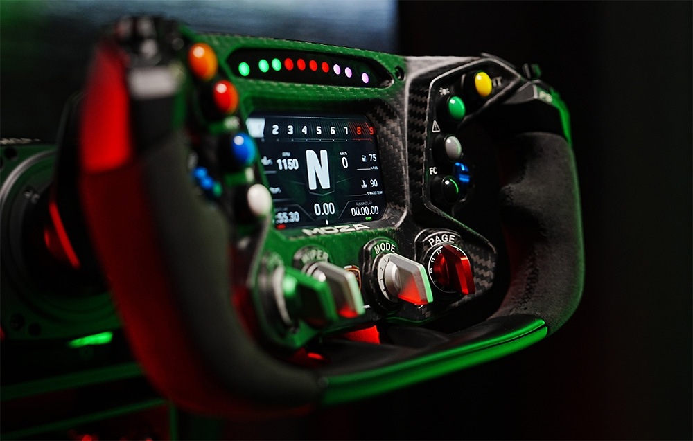 Volant Moza Racing Lamborghini Essenza SCV12 carbon Zľava naklonený záber na volant s jasne viditeľným LCD displejom.