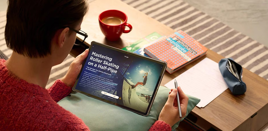Tablet Lenovo Idea Tab Pro Gen 2 Matte Display 8 GB / 256 GB sivý Muž ovláda stylusom tabliet Lenovo Idea Tab Pro Gen 2″ width=