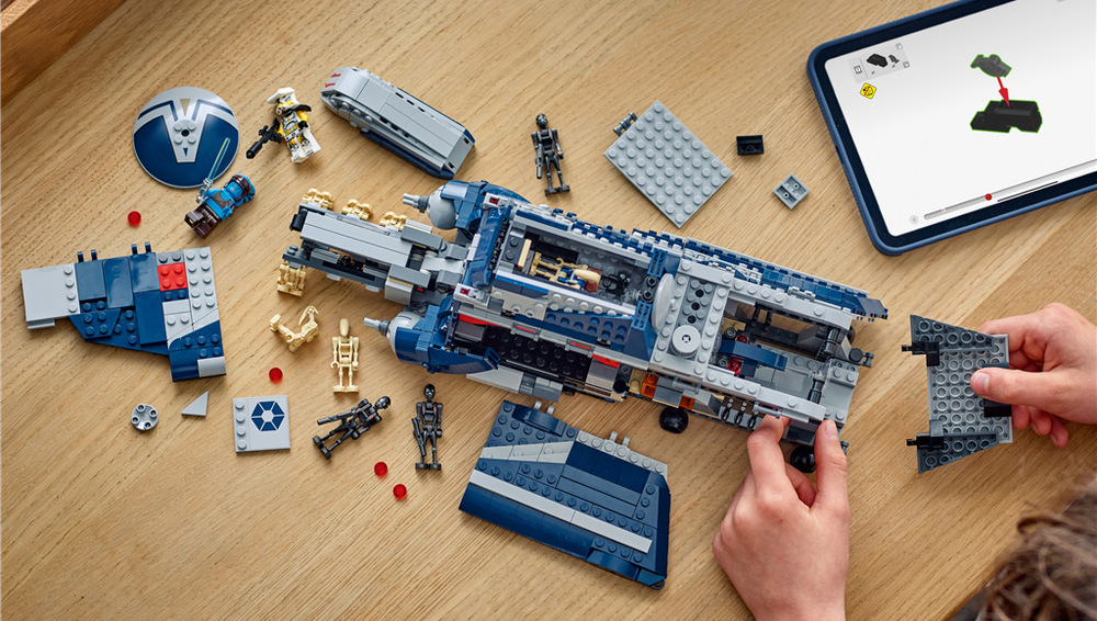 Stavebnica LEGO® Star Wars™ 75435 MTT™ Separatistů z bitvy o Felucii Sklopné panely, pilotná kabína, vystreľovače a STAP spíder ukrývajú množstvo herných možností a detailov.