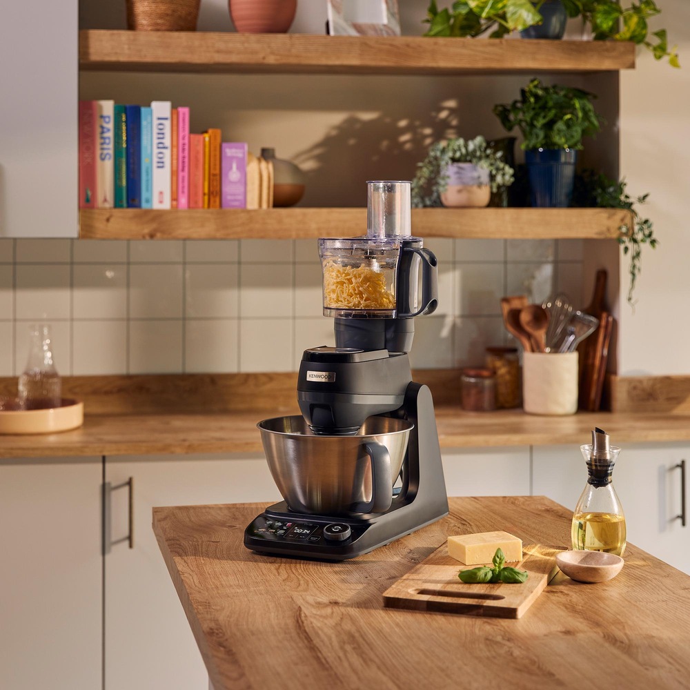 Strúhanie syra v kuchynskom robote Kenwood KHC40.080BK Smart-Touch