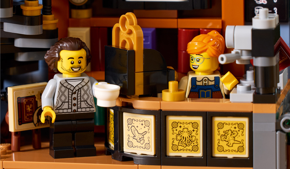 Stavebnica LEGO® Icons 11379 Knižní zarážka: Knihkupectví Minifigúrky LEGO spisovateľky a čitateľov oživujú kníhkupectvo a poskytujú priestor na vymýšľanie vlastných príbehov.