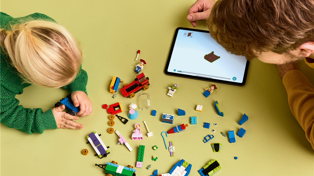 Stavebnica LEGO® │ Disney a Pixar 43264 Slávnostný vláčik a Autíčko z Toy Story Woody, Jessie, Pastierka a Buzz môžu meniť role a rozbiehať stále nové filmové príbehy.
