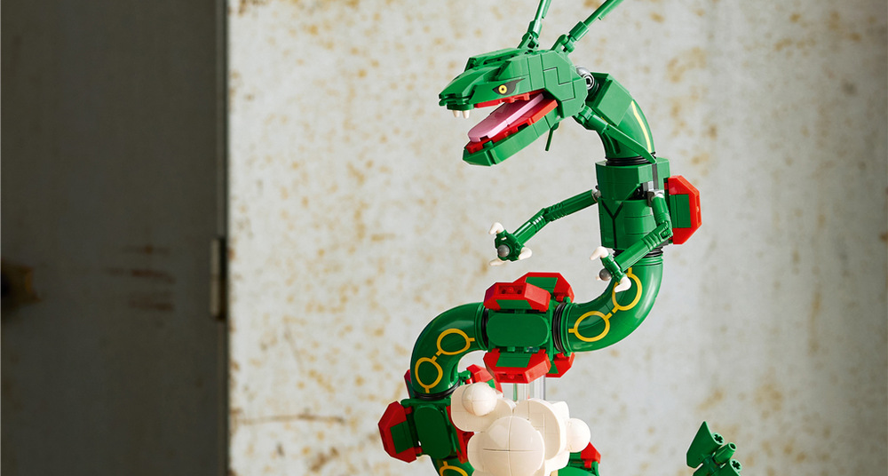 Stavebnica LEGO® Pokémon™ 72168 Rayquaza Trénerka Zinnie s Ultra Ballom dopĺňa scénu o známu postavu a umožňuje meniť celkové usporiadanie modelu.