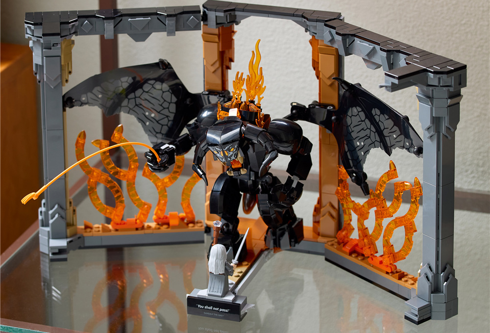 Stavebnica LEGO® Icons 10367 Knižní zarážka: Pán prstenů – Balrog™ Pohyblivý Balrog s bičom a odnímateľný Gandalf umožňujú vytvoriť rôzne podoby filmovej scény.