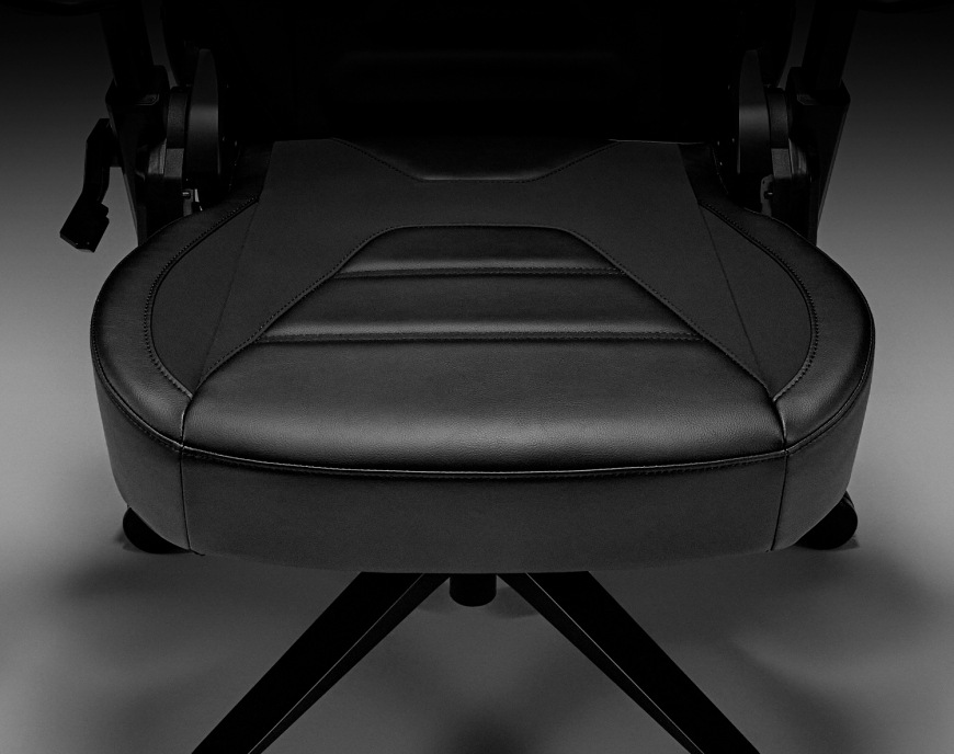 Široké ergonomicky tvarované sedadlo