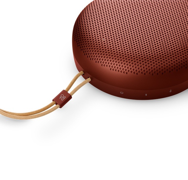 Prenosný reproduktor Bang & Olufsen Beosound A1 (3rd Gen) červený Prenosný reproduktor Bang & Olufsen A1 (3rd Gen), červený – detail ovládania