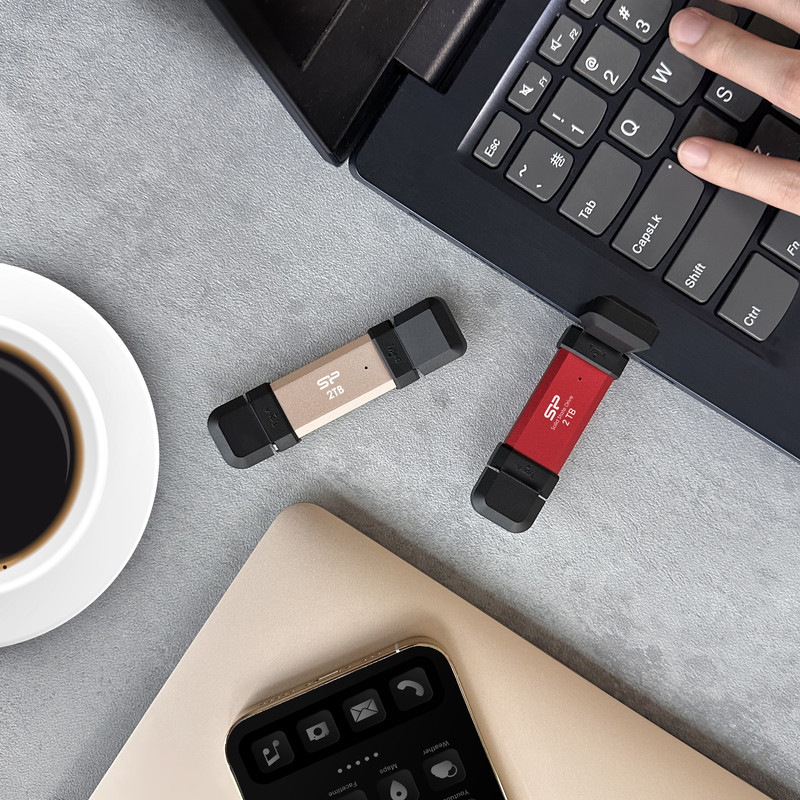 Flash USB Silicon Power DS72 pri počítači