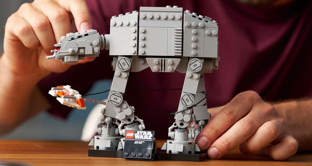 Stavebnica LEGO® Star Wars™ 75440 AT-AT™ Ikonický AT-AT v typickom prevedení pripomína legendárny imperiálny stroj z filmu Star Wars: Impérium vracia úder.