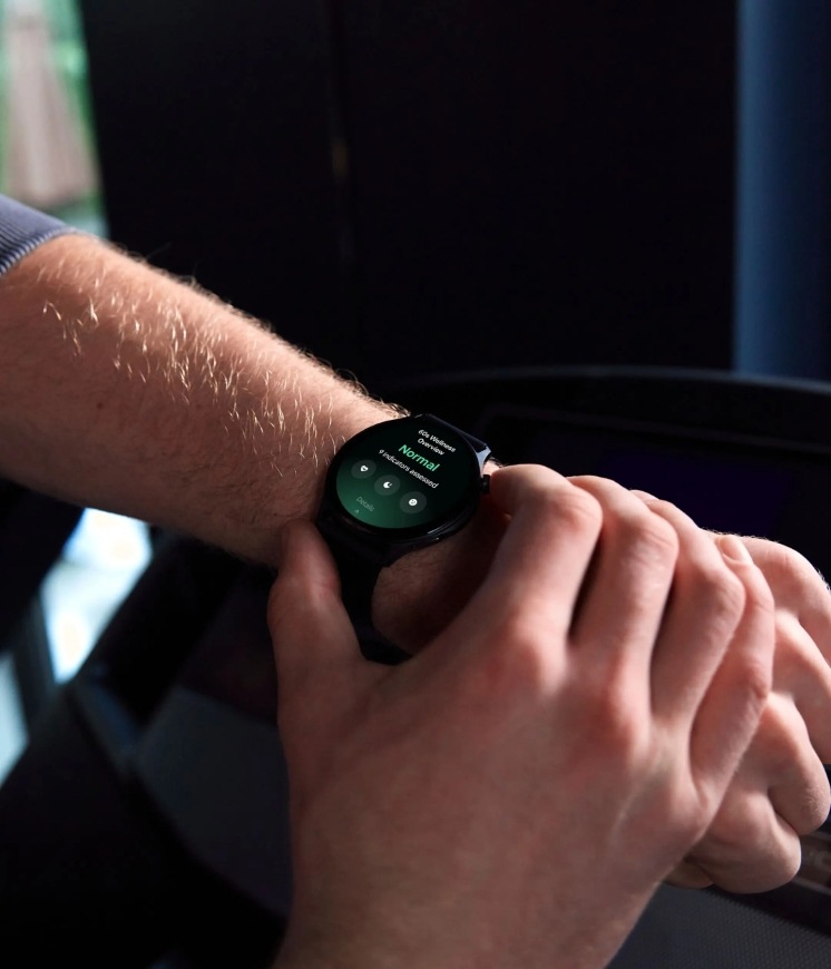 Inteligentné hodinky OnePlus Watch Lite strieborné Muž kontrolujem hodnoty Wellness na šikovných hodinkách OnePlus Watch Lite