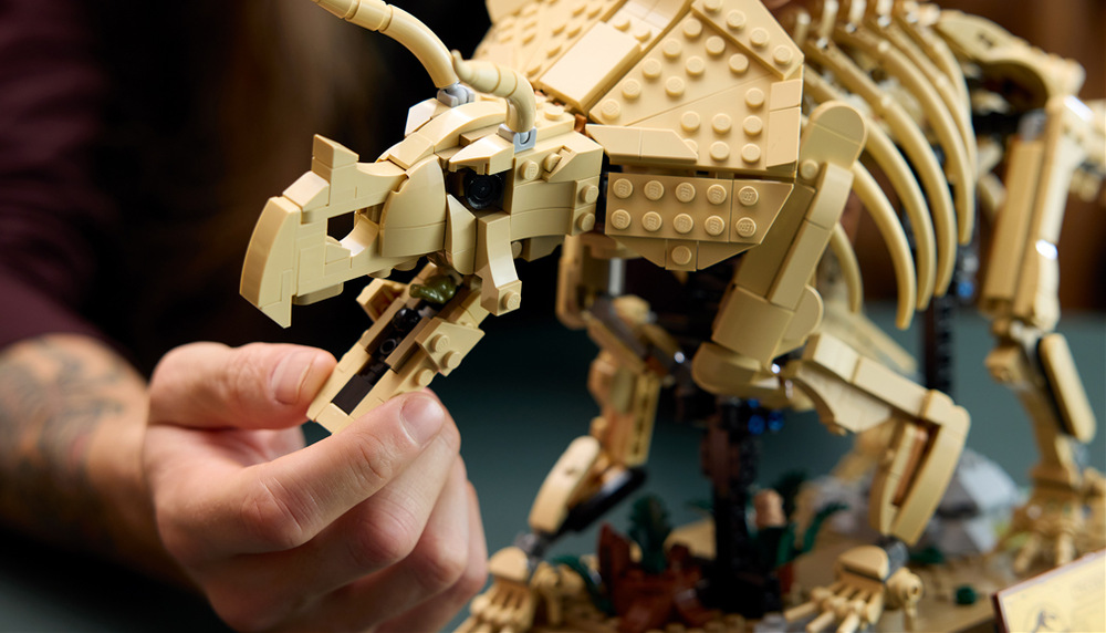 Stavebnica LEGO® Jurassic World 77985 Dinosaurie fosílie: Triceratops Realistická dinosaurie fosília ponúka dospelým fanúšikom náročnejšie stavanie a netradičný zberateľský model.